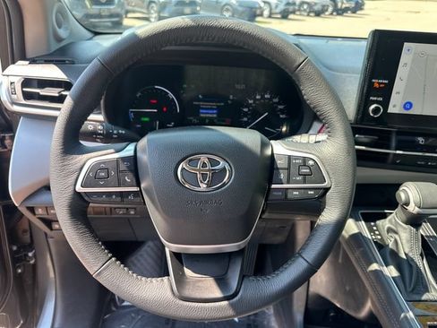 Used 2025 Toyota Sienna XLE w/ XLE Plus Package AWD/4WD image 34