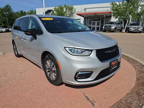 Used 2024 Chrysler Pacifica Limited FWD image 7