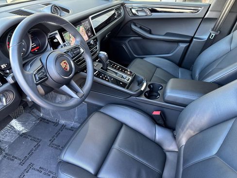 Certified 2025 Porsche Macan image 4