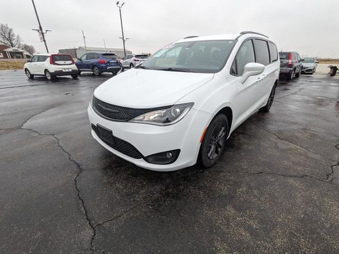 Used 2020 Chrysler Pacifica Touring-L image 4