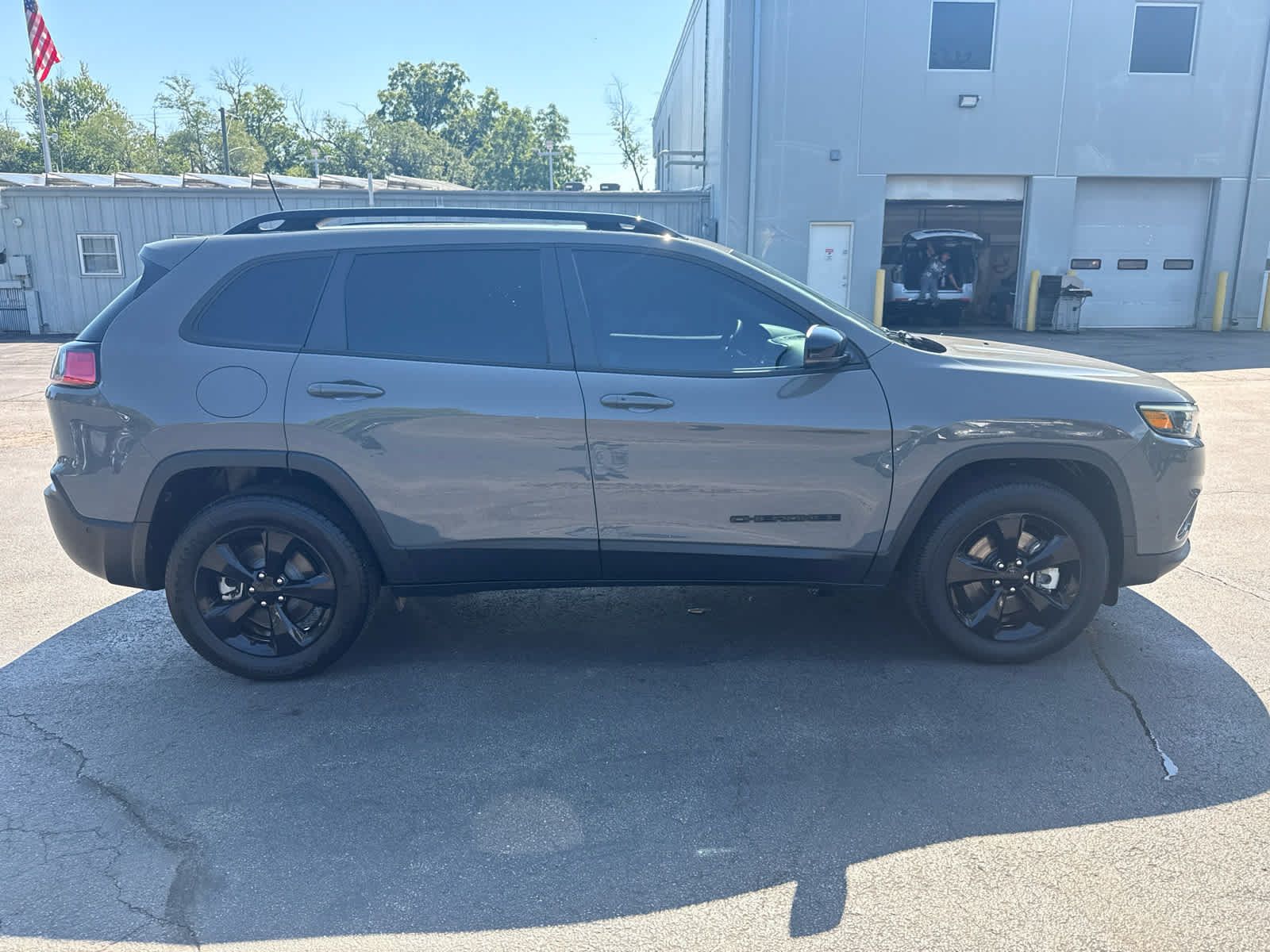 Used 2023 Jeep Cherokee Altitude Lux AWD/4WD image 2