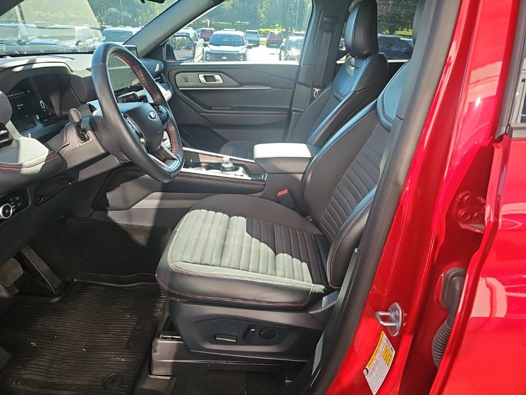 Used 2025 Ford Explorer ST-Line w/ ST-Line Street Pack AWD/4WD image 9