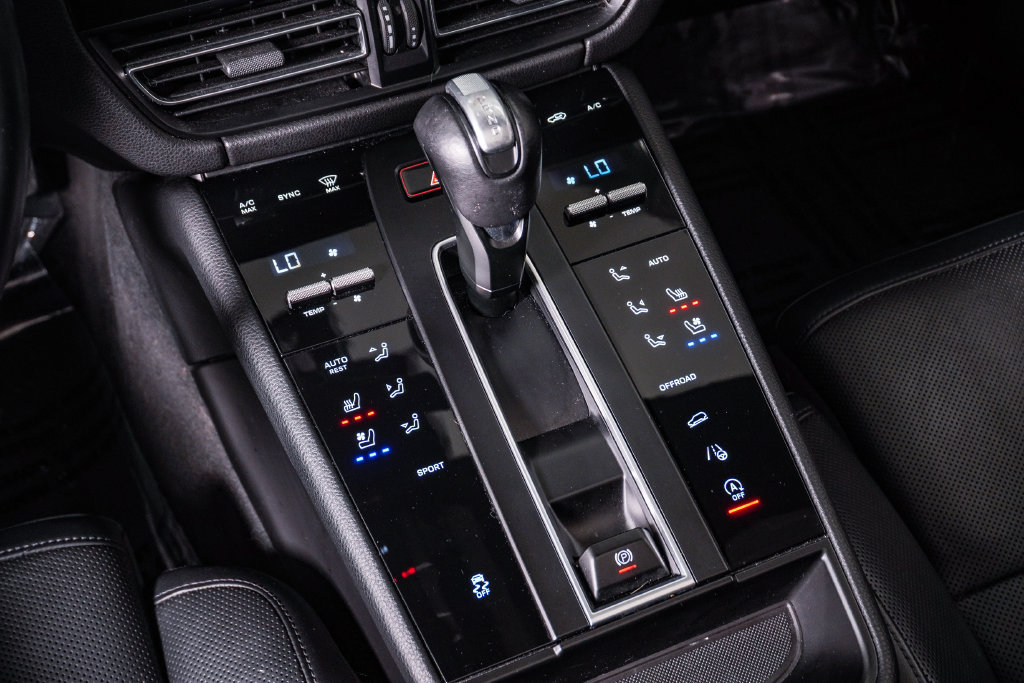 Certified 2023 Porsche Macan Turbo AWD/4WD image 24