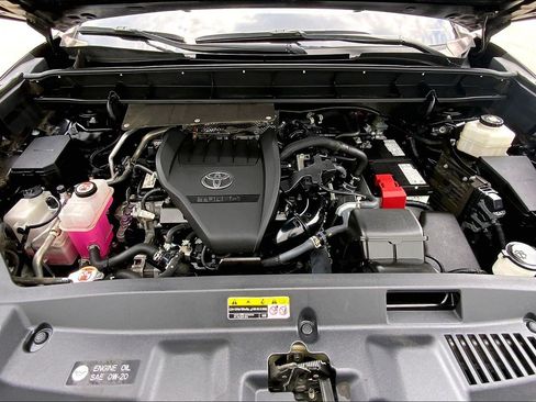 Used 2023 Toyota Highlander XLE AWD/4WD image 13