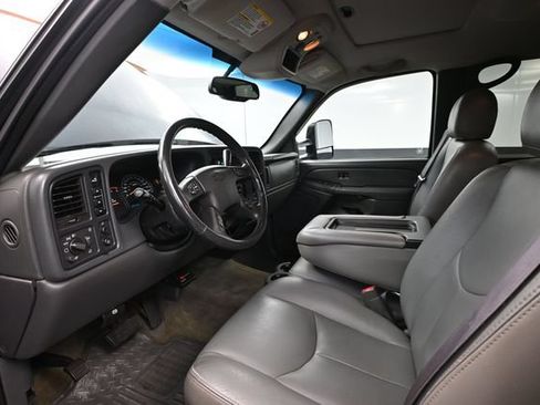 Used 2005 Chevrolet Silverado 2500 LS w/ Heavy-Duty Power Package AWD/4WD image 21