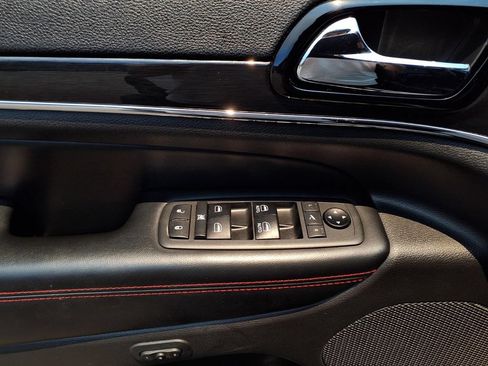 Used 2019 Jeep Grand Cherokee Trailhawk w/ Trailhawk Luxury Group AWD/4WD image 18