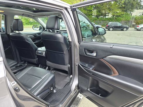 Used 2018 Toyota Highlander Limited Platinum AWD/4WD image 13