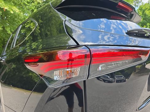 Used 2024 Toyota Highlander XLE FWD image 34