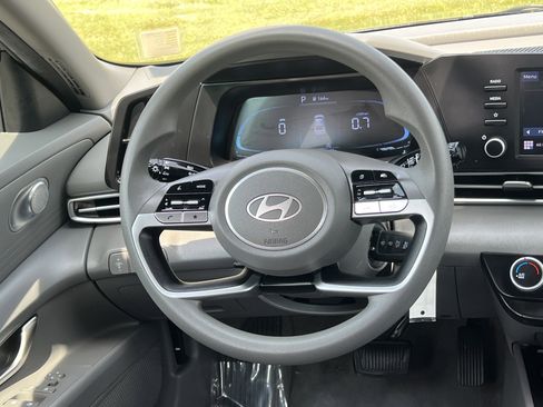 Used 2024 Hyundai Elantra SE FWD image 25