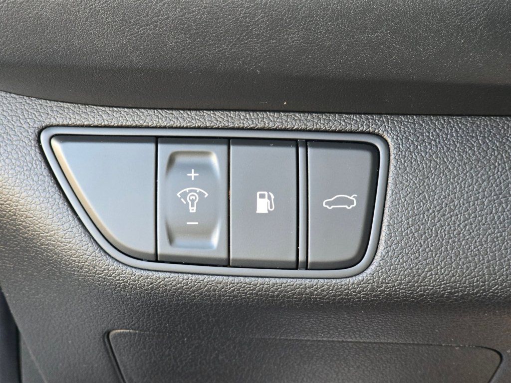 Used 2025 Genesis G70 2.5T RWD image 33