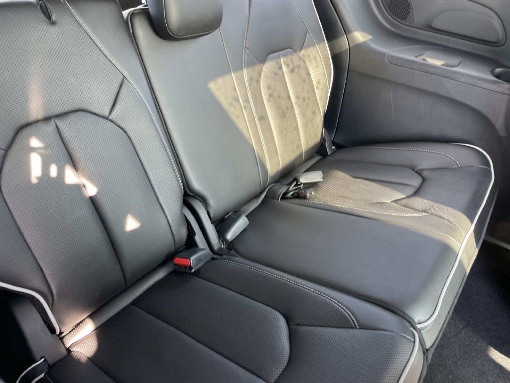 Used 2025 Chrysler Pacifica Limited FWD image 26