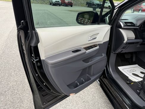 Used 2023 Toyota Sienna XLE image 17
