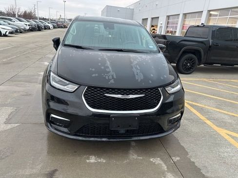 Used 2024 Chrysler Pacifica Touring-L image 2