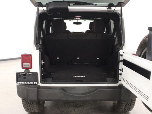 Used 2016 Jeep Wrangler Unlimited Rubicon w/ Connectivity Group AWD/4WD image 14
