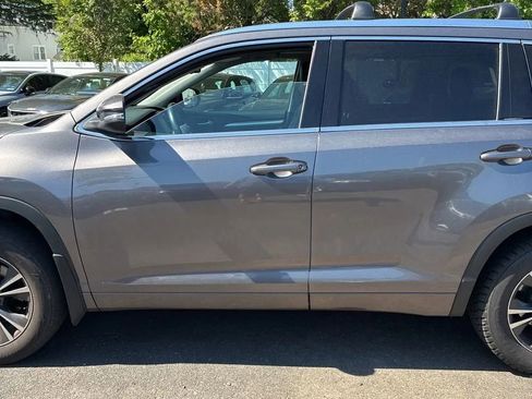 Used 2016 Toyota Highlander XLE AWD/4WD image 4