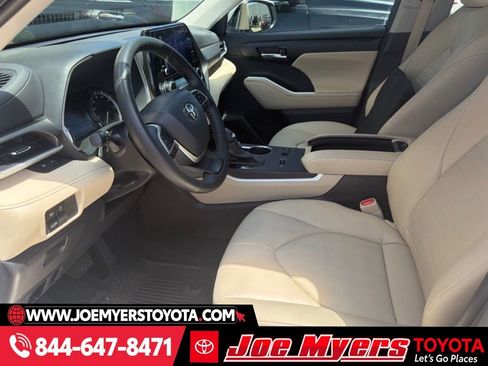 Used 2023 Toyota Highlander XLE image 2