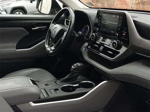 Certified 2022 Toyota Highlander XLE image 12