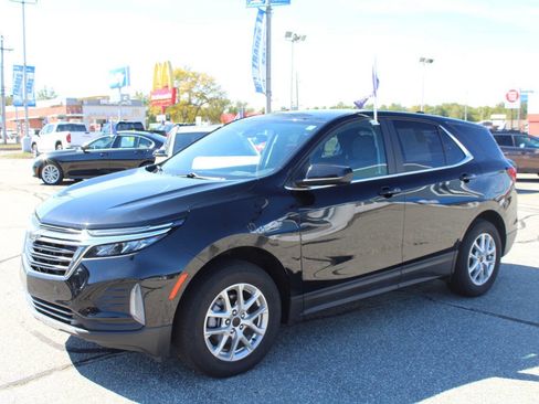 Used 2023 Chevrolet Equinox LT w/ Driver Convenience Package image 3