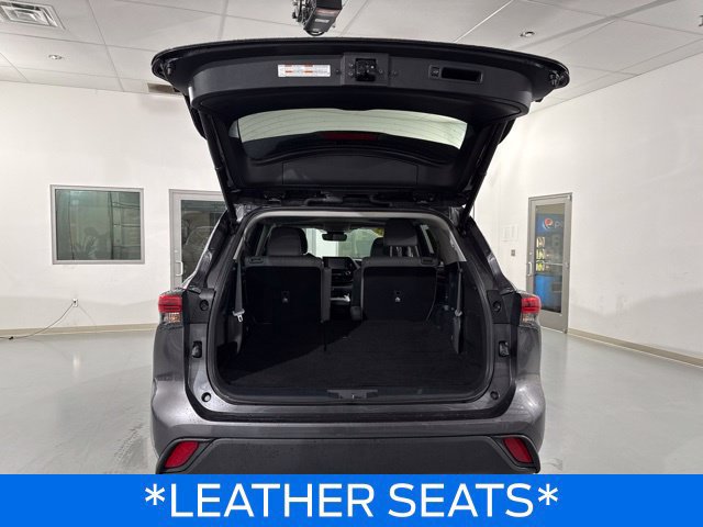 Used 2022 Toyota Highlander XLE AWD/4WD image 13