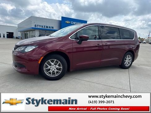 Used 2017 Chrysler Pacifica Touring FWD image 1