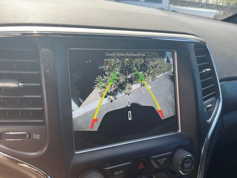 Used 2018 Jeep Grand Cherokee Altitude AWD/4WD image 13