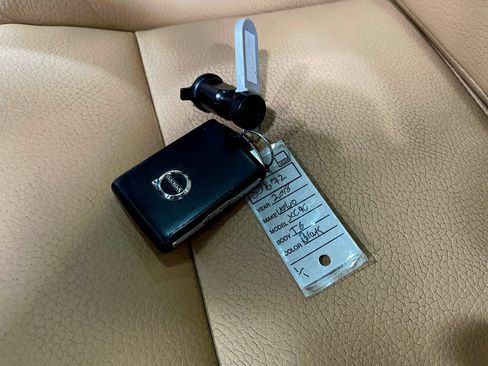 Used 2018 Volvo XC90 T6 Momentum w/ Convenience Package AWD/4WD image 39