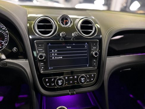 Used 2018 Bentley Bentayga image 26