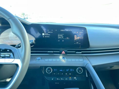 Used 2025 Hyundai Elantra SEL image 18