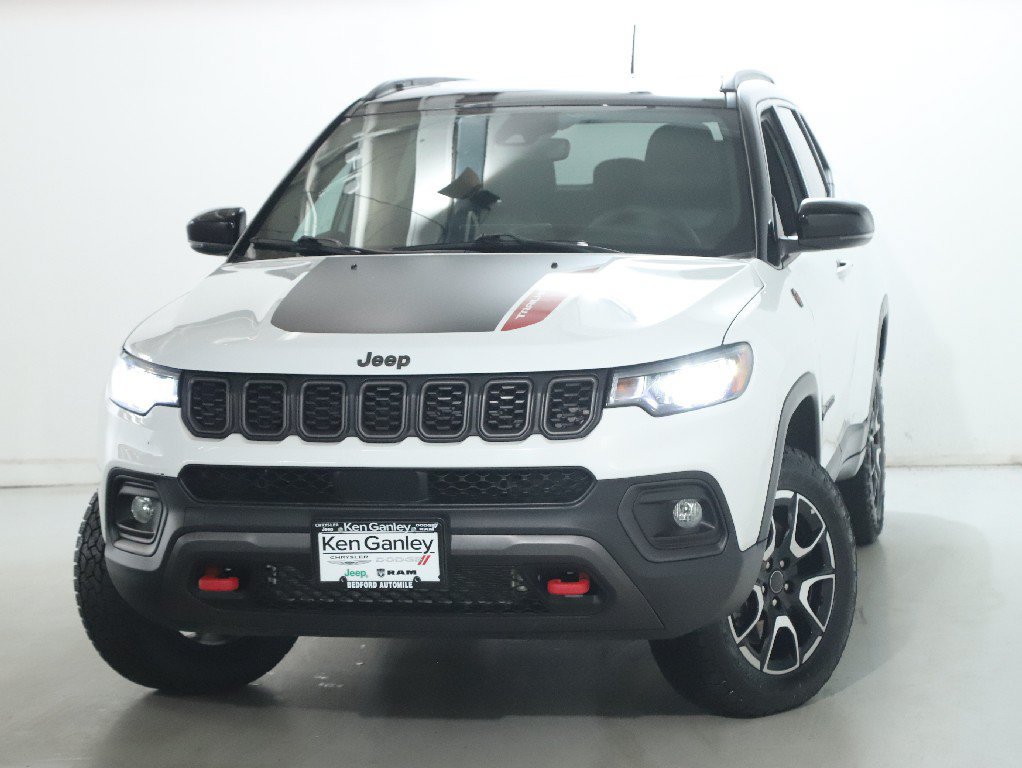 Used 2025 Jeep Compass Trailhawk AWD/4WD image 3