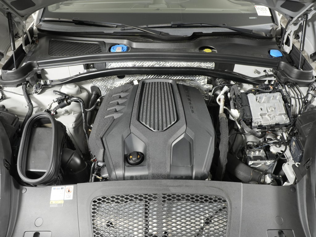 Certified 2023 Porsche Macan AWD/4WD image 44