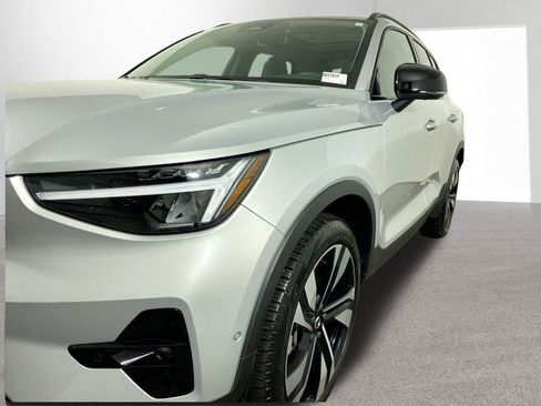 Used 2025 Volvo XC40 B5 Plus image 24