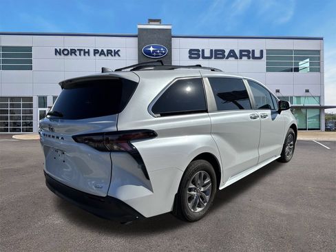 Used 2025 Toyota Sienna XLE image 3