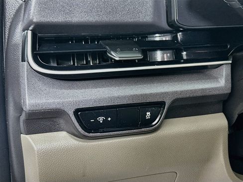 Used 2025 Kia Carnival EX FWD image 10
