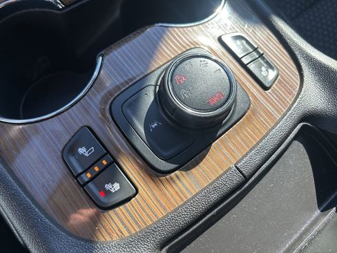 Used 2023 GMC Acadia SLE w/ Infotainment Package image 30