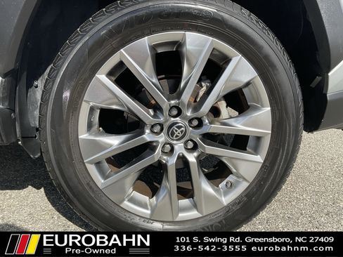 Used 2021 Toyota RAV4 XLE Premium image 31