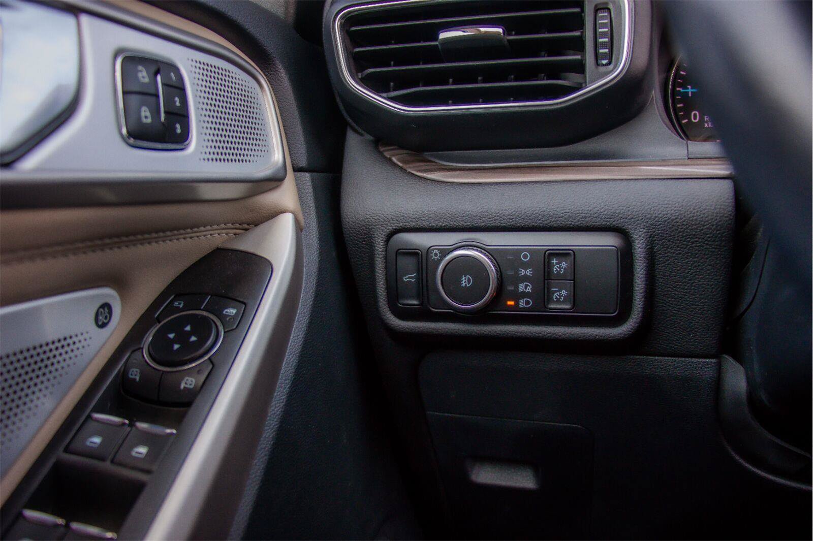 Used 2023 Ford Explorer Limited w/ Limited Technology Package RWD image 20