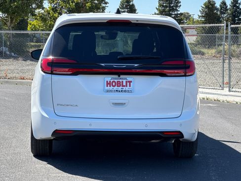 New 2027 Chrysler Pacifica Select FWD image 4