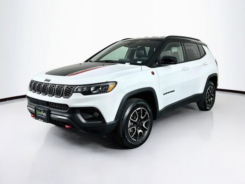 Used 2025 Jeep Compass Trailhawk AWD/4WD image 3