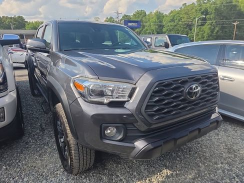 Used 2020 Toyota Tacoma TRD Off-Road w/ Technology Package RWD image 2