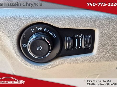 Used 2023 Chrysler Pacifica Touring-L image 18