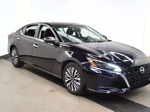 Used 2025 Nissan Altima 2.5 SV image 2