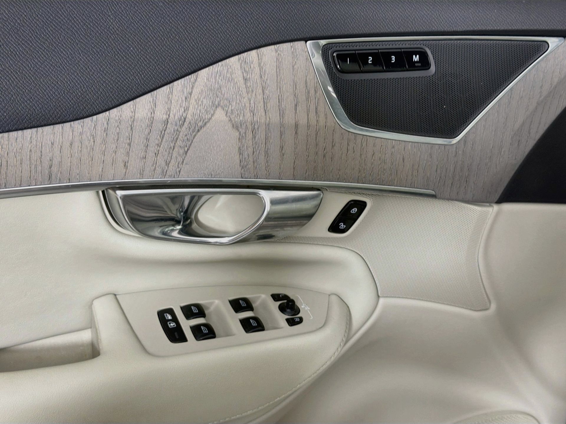 Certified 2024 Volvo XC90 T8 Plus w/ Protection Package Premier AWD/4WD image 19