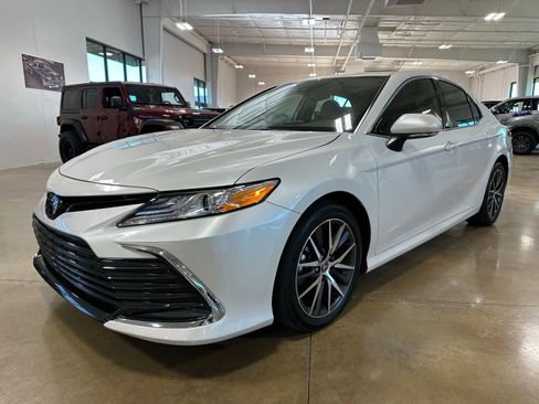 Used 2024 Toyota Camry XLE image 3