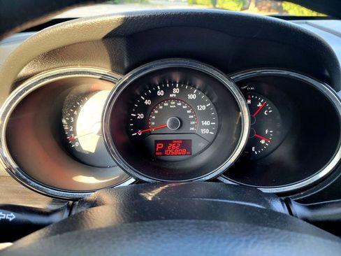 Used 2011 Kia Sorento LX image 16