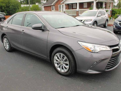 Used 2017 Toyota Camry LE FWD image 4