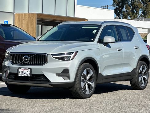 Certified 2025 Volvo XC40 B5 Core image 8
