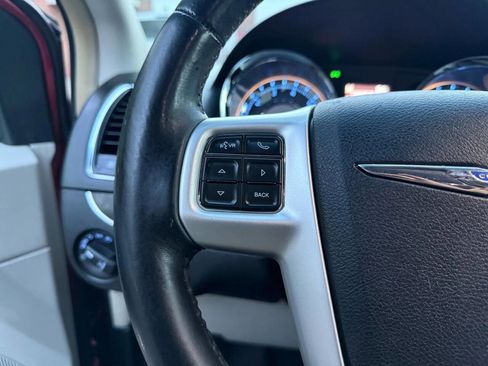 Used 2014 Chrysler Town & Country Touring image 8