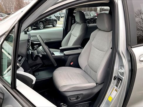 Used 2025 Toyota Sienna LE image 10