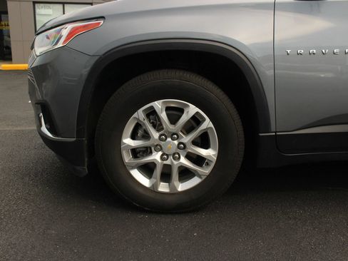 Used 2021 Chevrolet Traverse LT FWD image 3