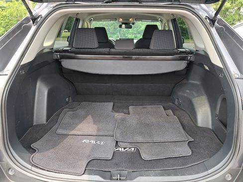 Used 2020 Toyota RAV4 LE AWD/4WD image 28